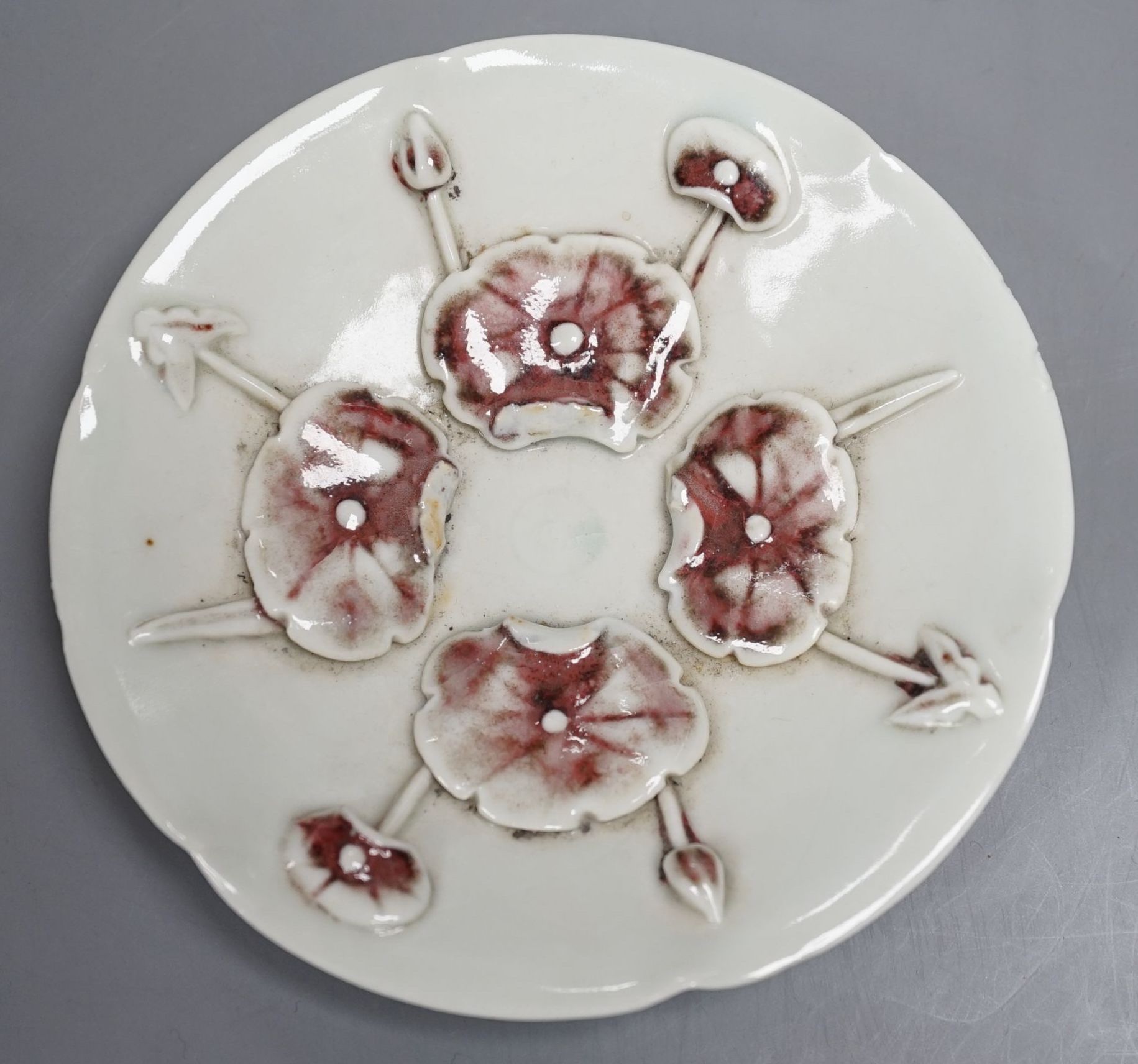 A Chinese pottery ‘lily pad’ dish, 14cm